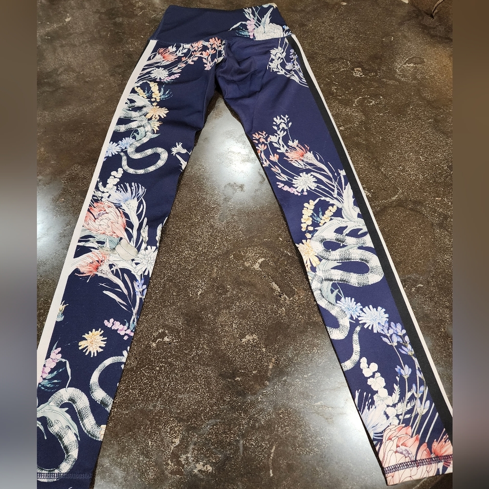 Women's XS Noli athletic leggings. BEAUTIFUL art design. Good compression.